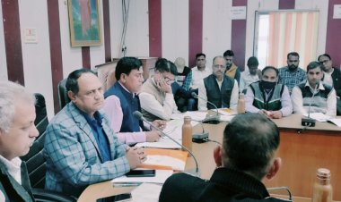 सीईओ ने कर्मचारियों के साथ की विकास कार्यों को लेकर समीक्षा बैठक, लापरवाही बरती तो मिलेगा नोटिस