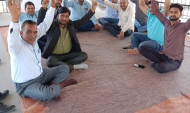 मांगों को लेकर कर्मचारियों द्वारा तहसील कार्यालय में धरना