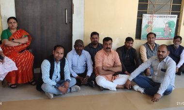 पार्षद बैठे आयुक्त कक्ष के बाहर धरने पर