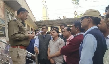 शिक्षक के साथ मारपीट करने वाले आरोपियों की गिरफ्तारी नहीं होने पर संयुक्त शिक्षक संघर्ष समिति ने पुलिस थाने में किया विरोध, तीन दिनों का दिया अल्टीमेंट