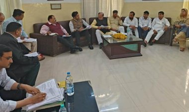 प्रभारी मंत्री डॉ. बी. डी कल्ला ने फ्लैगशिप योजनाओं की ली समीक्षा बैठक 