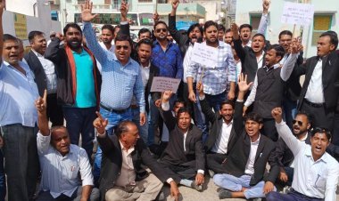 वकीलों ने विरोध प्रदर्शन कर निकाली रैली