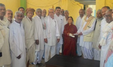 गौशाला में जाकर समस्या जाना और एक लाख रुपए की सहायता दी