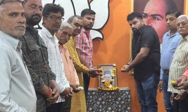 सावरकर को अर्पित की श्रद्धांजली