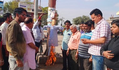 विरोध प्रदर्शन कर फूंका पुतला 
