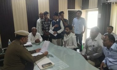 दलित समाज के दूल्हे को घोड़ी से उतारने के मामले में सर्वसमाज ने थानाधिकारी को सौंपा ज्ञापन