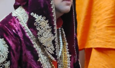 मेले के अंतिम दिन नवमी को परंपरागत पोशाक में विराजमान हुए महंत बालकनाथ योगी