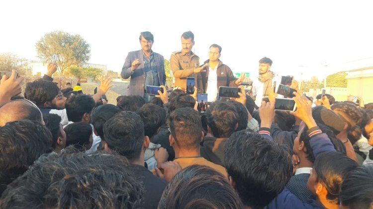 छात्र की आत्महत्या मामले ने पकड़ा तूल, सड़क जाम कर किया प्रदर्शन..