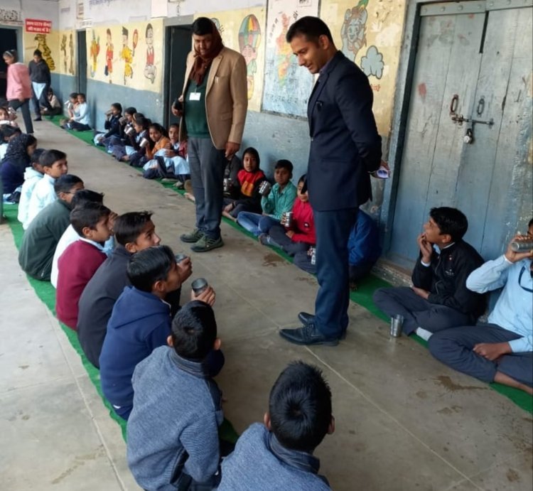 जिला स्तरीय अधिकारियों ने विद्यालय में जाकर बाल गोपाल योजना का लिया फीडबैक