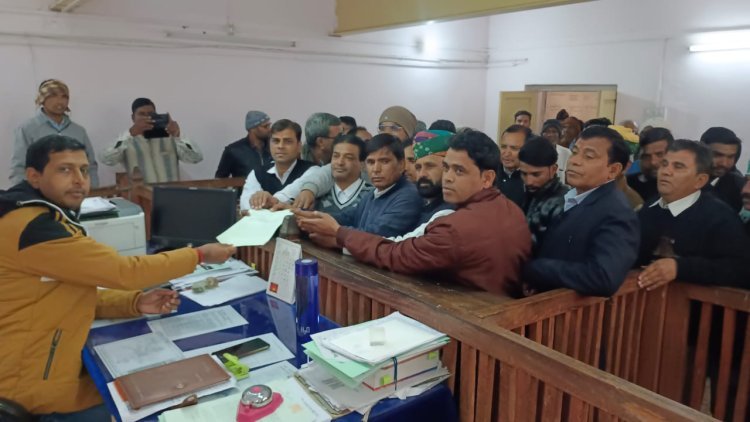 एससी-एसटी समाज व अन्य सामाजिक संगठनो ने अधिवक्ता हंसराज के साथ मारपीट करने वाले आरोपियों की जल्द से जल्द गिरफ्तारी करने की मांग की...