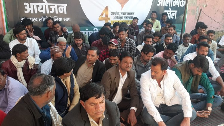 चार शिक्षक सस्पेंड, धरना रहा जारी 