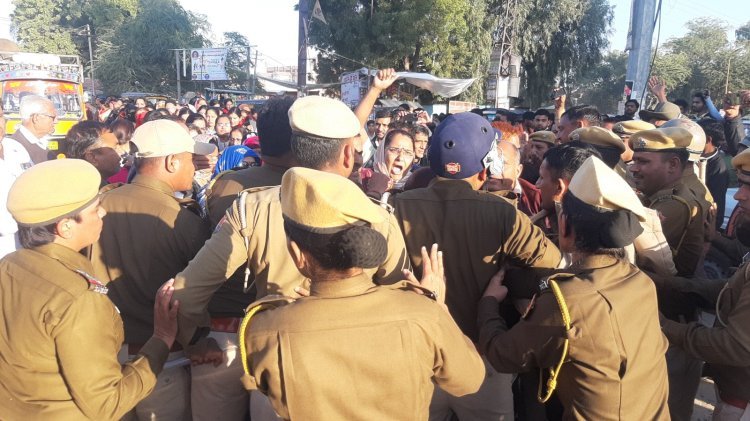 कर्मचारियों की पुलिस के साथ हुई झड़प,