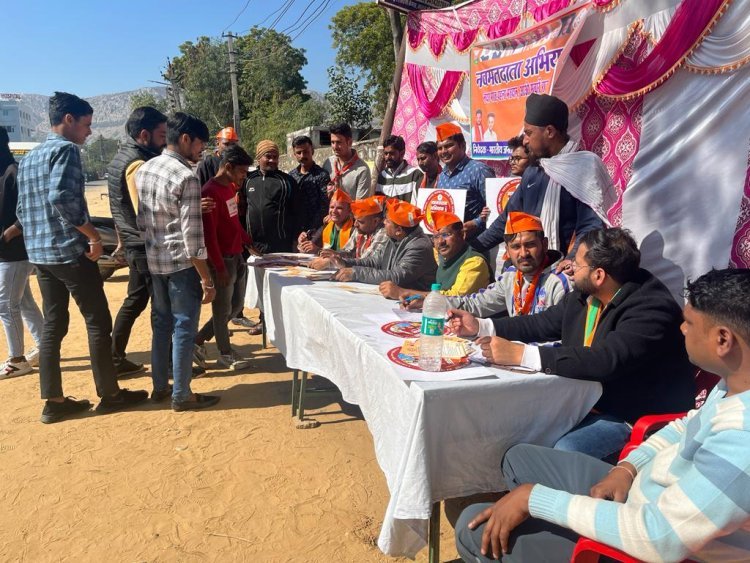 भाजपा युवा मोर्चा ने बाबू शोभाराम कॉलेज के बाहर चलाया नव मतदाता अभियान शिविर 480 युवाओं का किया रजिस्ट्रेशन