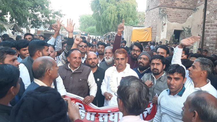सैंकड़ों लोगों ने निकाली रैली, शिक्षक नेता ने शुरू किया अनशन