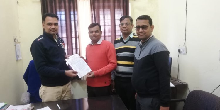 फार्मासिस्ट भर्ती शीघ्र पूरी करने सहित कुल 10 सूत्रीय मांगों को लेकर काली पट्टी बांधकर कर रहे कार्य