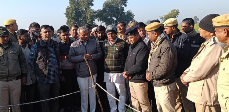 पहले गला घोंट कर की महिला की हत्या बाद मे हाथ काट कर लूटे आभूषण। ग्रामीणो ने लगाया जाम ।