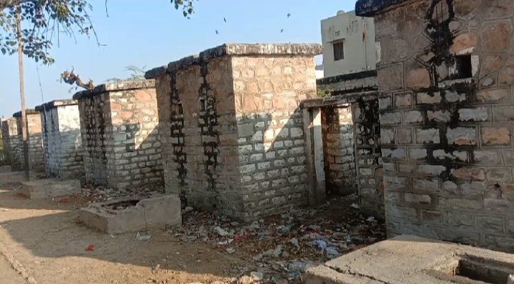 रेलवे की कंडम क्वार्टर्स असामाजिक तत्वो का बनी अखाड़ा