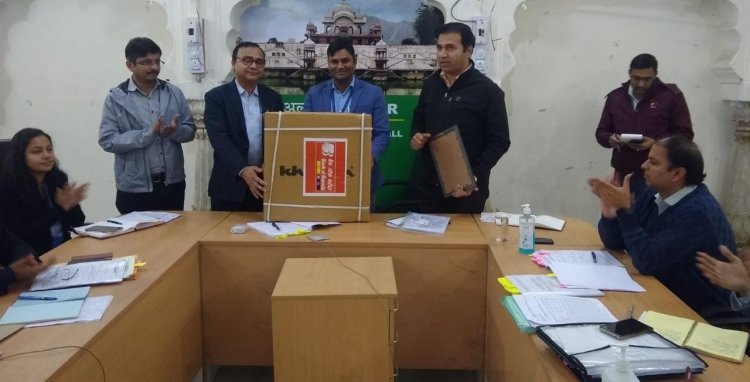 सामाजिक न्याय एवं अधिकारिता विभाग के छात्रावासों को 20 पंखें किए भेट