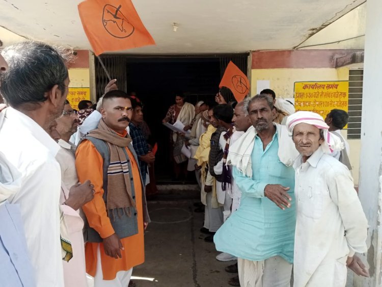 किसानो को जल्द मुआवजा दिलवाने व ऋण माफ की मांग को लेकर भारतीय किसान संघ पदाधिकारियों ने मुख्यमंत्री के नाम तहसीलदार को सोपा ज्ञापन