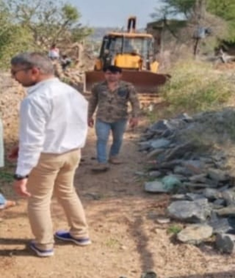 अभियान के तहत रास्ते से अतिक्रमण हटाया