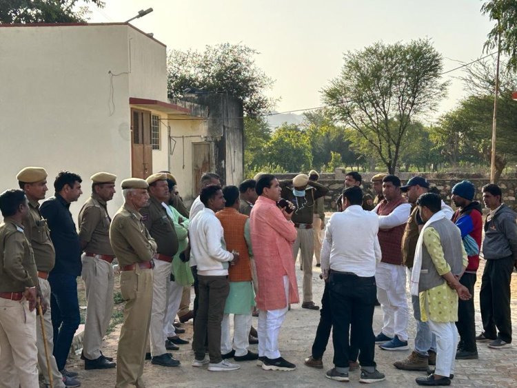 मृतक बोदूराम सैनी की हत्या के आरोपियों को गिरफ्तार करने को लेकर परिजनों ने दिया धरना.. हत्या का मामला दर्ज होने के बाद बनी परिजनों में सहमति..