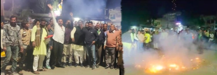 कांग्रेसियों भाजपा ने बजट का आतिशबाजी कर स्वागत किया