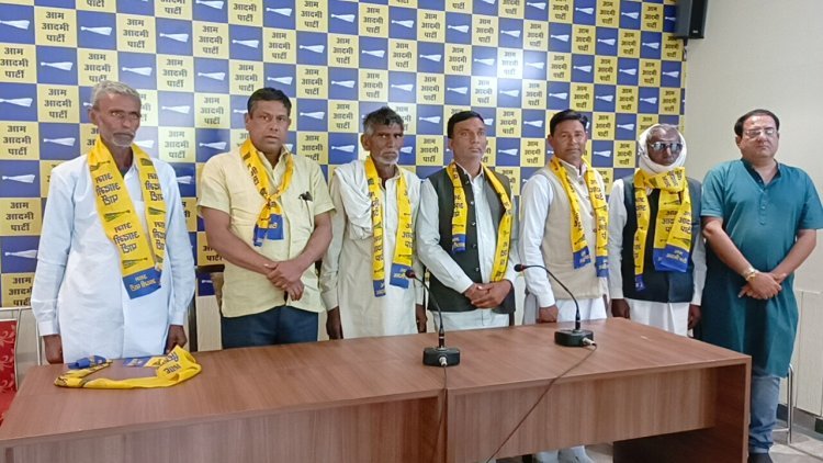 कांग्रेस कार्यकर्ताओं ने ली आप की सदस्यता