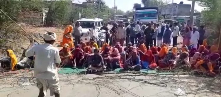नवरंगपुरा पंचायत के लिए किए बोरिंग को तेवड़ी पंचायत में जोड़ने से ग्रामीणों में आक्रोश