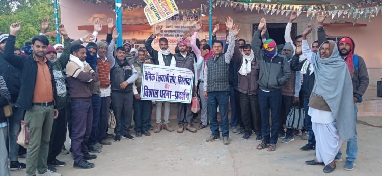 दैनिक रेल यात्री सँघ हिरनोदा की ओर से धरना प्रदर्शन 50 दिनो से जारी