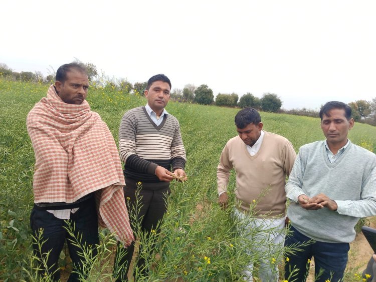 फसलों की गिरदावरी करवाने की मांग को लेकर गांव बांय में किसानों ने किया प्रदर्शन