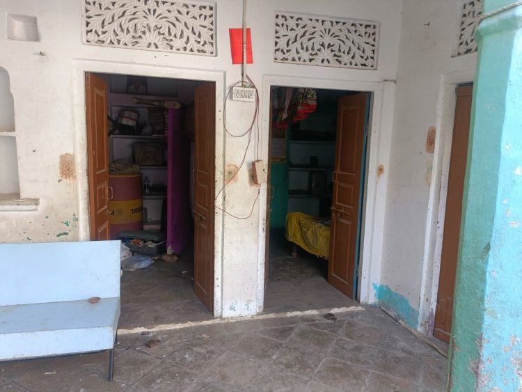 सूने मकान पर चोरों ने बोला धावा