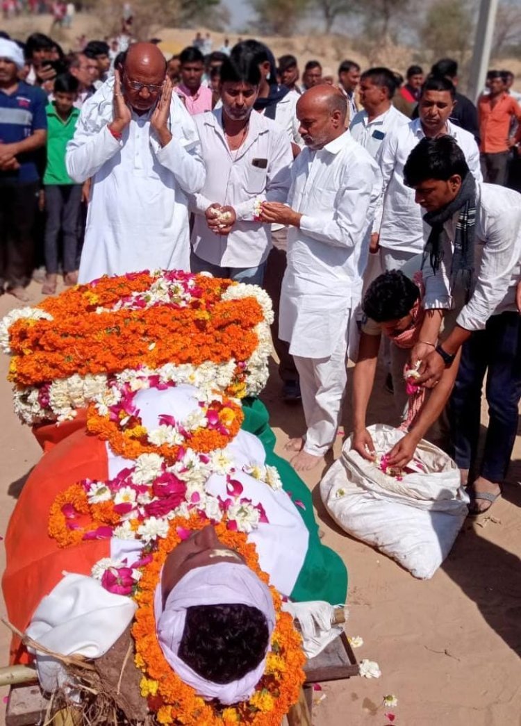 बीएसएफ के जवान गोपीचंद का तबीयत बिगड़ने से निधन, 2 अप्रैल 2012 का लगा बीएसएफ में नौकरी, पत्नी ने दिया पति को कंधा, गांव में राजकीय सम्मान के साथ किया अंतिम संस्कार