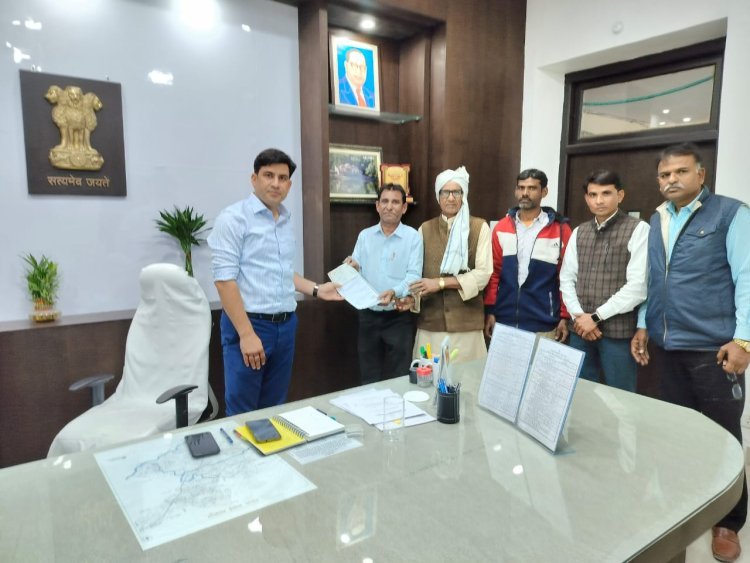 जमुल खेड़ा गांव के ग्रामवासियों द्वारा जन सहयोग से राशि एकत्रित कर जिला कलेक्टर को ₹61000 की राशि का सौंपा चैक