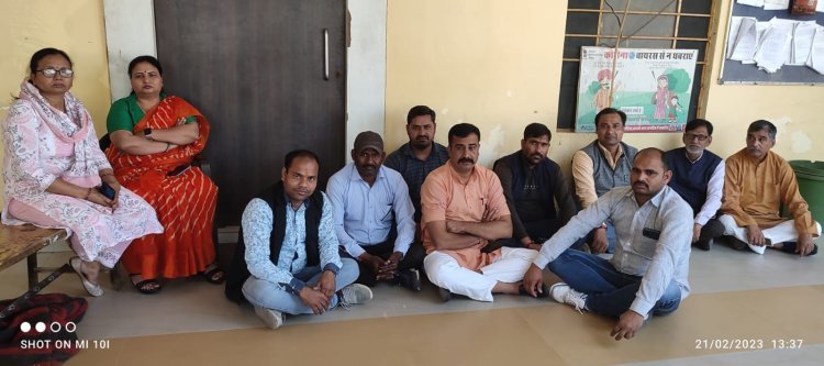 पार्षद बैठे आयुक्त कक्ष के बाहर धरने पर