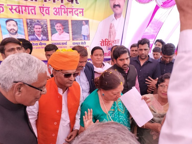 पूर्व मुख्यमंत्री वसुंधरा राजे के अलवर आगमन पर जिले की सीमा पर पूर्व कैबिनेट मंत्री डॉ जसवंत यादव , महंत प्रकाश महाराज ने कार्यकर्ताओं के साथ किया भव्य स्वागत