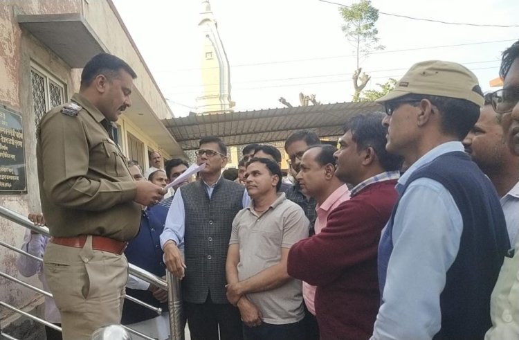 शिक्षक के साथ मारपीट करने वाले आरोपियों की गिरफ्तारी नहीं होने पर संयुक्त शिक्षक संघर्ष समिति ने पुलिस थाने में किया विरोध, तीन दिनों का दिया अल्टीमेंट