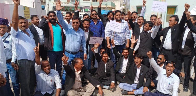 वकीलों ने विरोध प्रदर्शन कर निकाली रैली