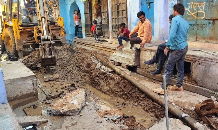 सीसी सड़कों के लिए काल साबित हो रही चम्बल परियोजना पाइप लाइन -बार-बार खोदने से कस्बे की सड़कें हुई जर्जरहाल