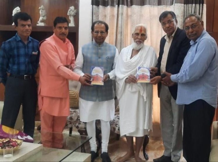 श्री अमरनाथ बर्फानी सेवा समिति के सेवादारों ने पूर्व राज्यपाल को सौंपा निमंत्रण