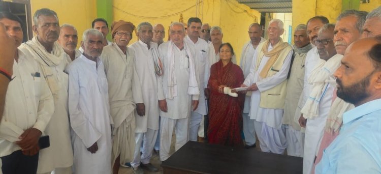 गौशाला में जाकर समस्या जाना और एक लाख रुपए की सहायता दी