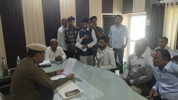 दलित समाज के दूल्हे को घोड़ी से उतारने के मामले में सर्वसमाज ने थानाधिकारी को सौंपा ज्ञापन