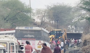 ट्रेलर ने मंदिर की दानपेटी रेलिंग को चपेट में लेकर हाईवे पर पलटी मारी 