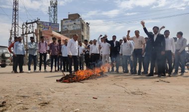एडवोकेट प्रोटेक्शन लागू करने की मांग को लेकर वकीलों का धरना 9 दिन भी जारी, मुख्यमंत्री का पुतला जलाकर अधिवक्ताओं ने किया विरोध प्रदर्शन 