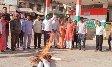 मुख्यमंत्री का पुतला फूंककर की नारेबाजी