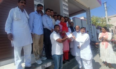 विधायक कृष्णा पूनियां को किसानों को क्लेम दिलाने की मांग को लेकर सौंपा ज्ञापन