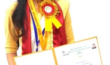 बीएससी ऑनर्स में प्रदेश में प्रथम स्थान प्राप्त करने पर विशा जैन को गोल्डमैडल से नवाजा