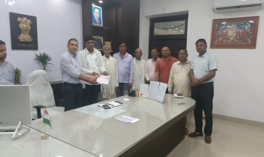 जिला कलक्टर को सुपुर्द किया 6 लाख 60 हजार रूपए का चैक