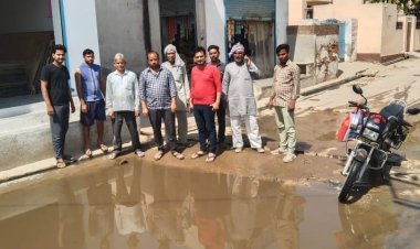 सड़क पर पड़ा गंदा पानी, लोगों का घर से बाहर निकलना हुआ दुश्वार