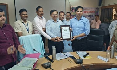 जिला कलक्टर ने संवेदनशील रहकर त्वरित समाधान करने के दिए निर्देश