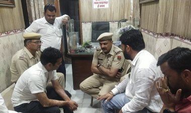 नगरपालिका वार्ड पार्षद पेट्रोल की बोतल लेकर पहुंचा पालिका, ईओ के चेंबर के लगाया ताला, सूचना के बाद पुलिस पहुंची मौके पर